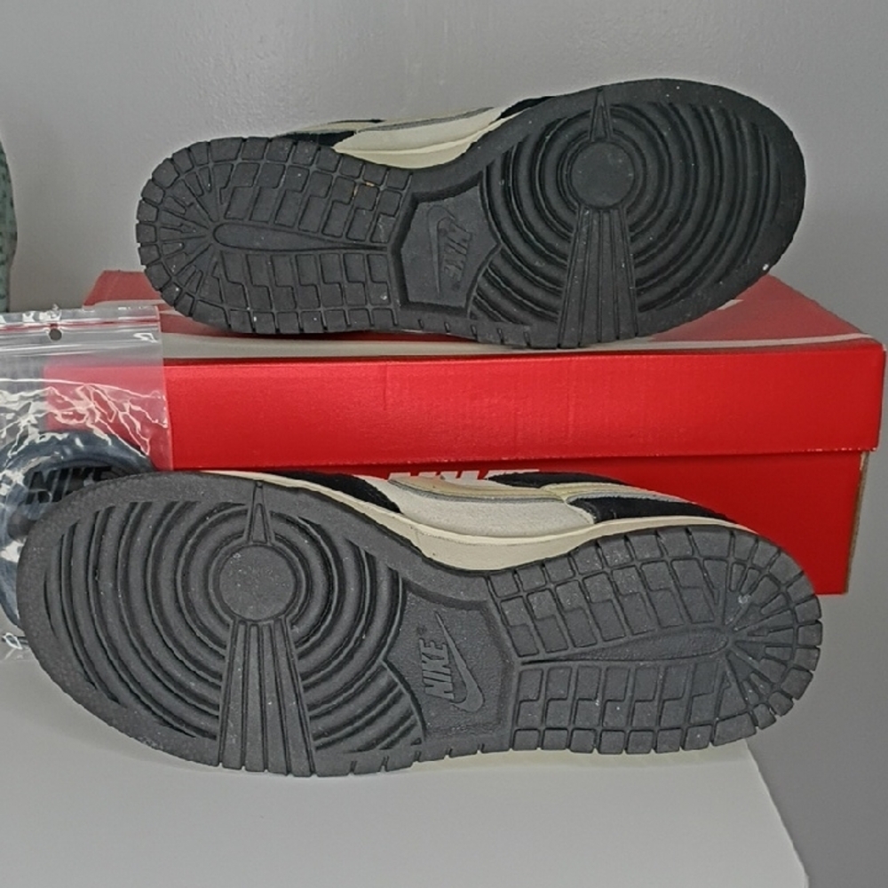 Nike Dunk Low LX 'Black Suede' sneakers Size 8 Black/Team Gold-Coconut Milk - Picture 3 of 13